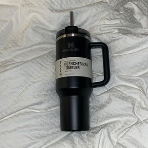 Bnwt 40oz STANLEY Flask in black.